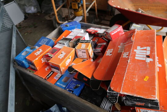 Palle med div. Søm, skruer m.m.