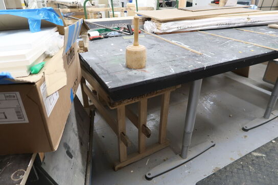 Arbejdsbord med div. Varelager samt bukke