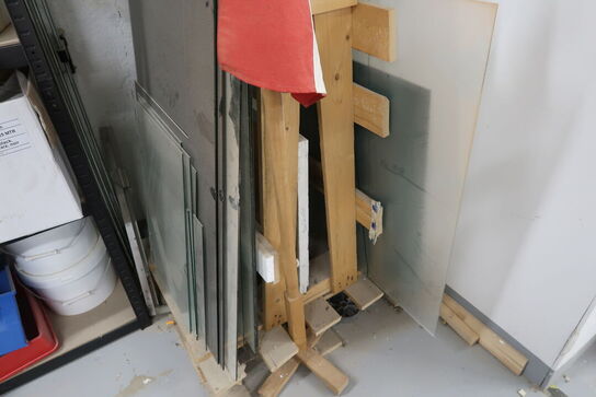 Stativ med div. Glas m.m.