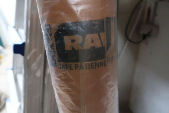 Rulle med gulvpap, rulle med dampspærrefolie RAW
