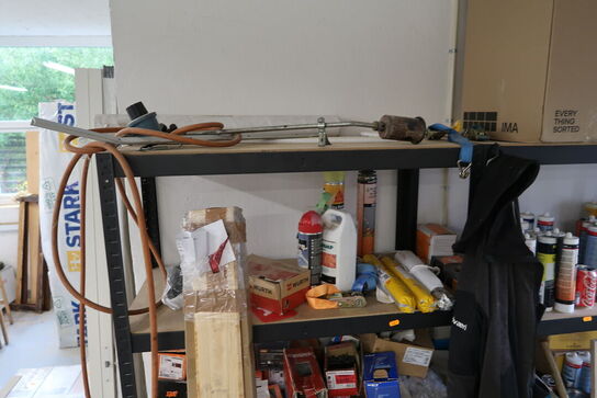 2 stk. lagerreoler med div. Varelager og værktøj