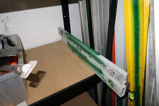 1 stk. hylde med div. Håndværktøj m.m.