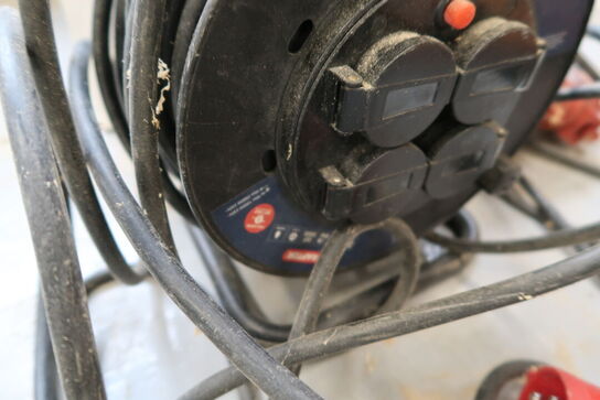 Kabeltromle samt forlængerledning