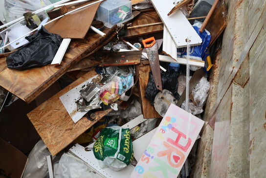 Affaldsontainer med indhold