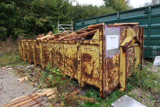 Affaldsontainer med indhold