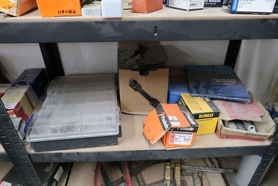 2 fag lagerreoler med div. Skruer m.m.