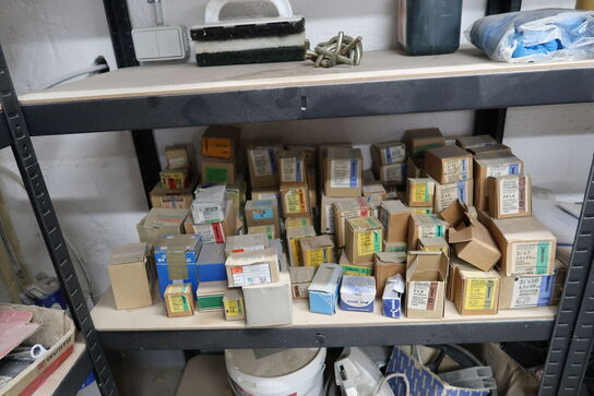 3 fag lagerreoler med div. Skruer m.m.