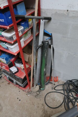 Byggepladstavle, forlængerledninger, kaffemølle m.m.