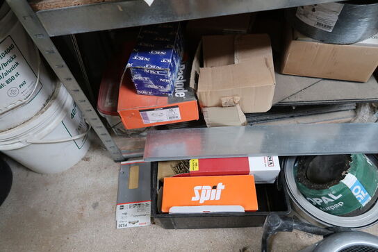 Lagerreol med div. Skruer m.m.