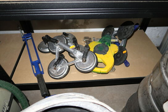 1 stk. hylde med div. Håndværktøj m.m.