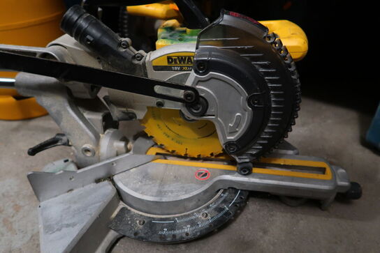 Kap/geringssav DEWALT DCS365