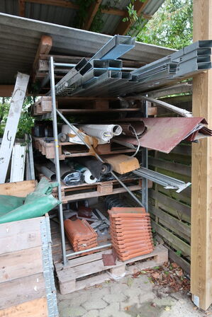 Reol med div. Varelager