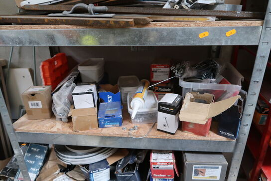 Lagerreol med div. Skruer m.m.