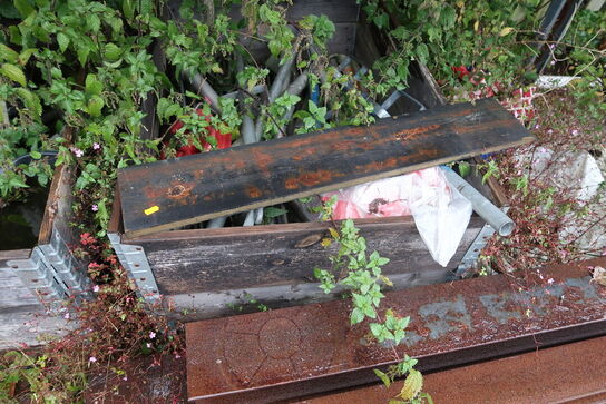 2 stk. paller med stilladsdele