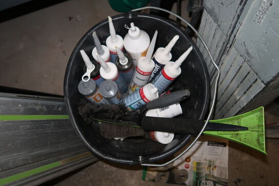 Murerspand samt indkøbskurv med div. Værktøj m.m.