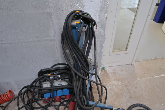 Byggepladstavle, forlængerledninger, kaffemølle m.m.