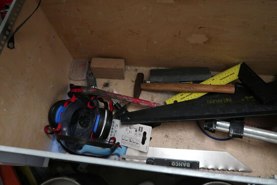 Opbevaringskasse med div. Værktøj