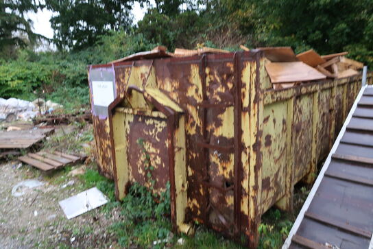 Affaldsontainer med indhold