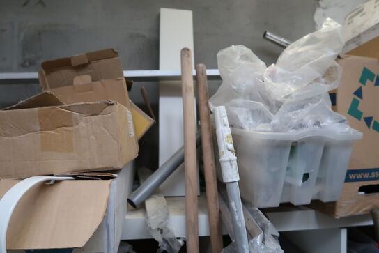 2 stk. lagerreoler med div. Varelager