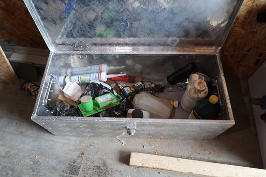 Jernkasse med indhold