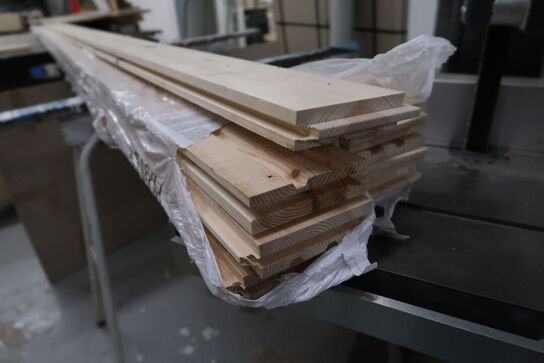 Arbejdsbord med div. Varelager samt bukke