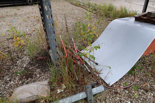 Div. Jernbjælker, tagsten, mursten m.m. 