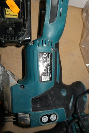 3 stk. akku håndværktøj MAKITA med batteri og lader samt slagboremaskine