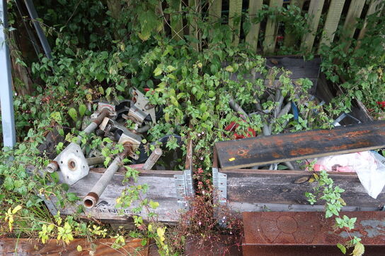 2 stk. paller med stilladsdele