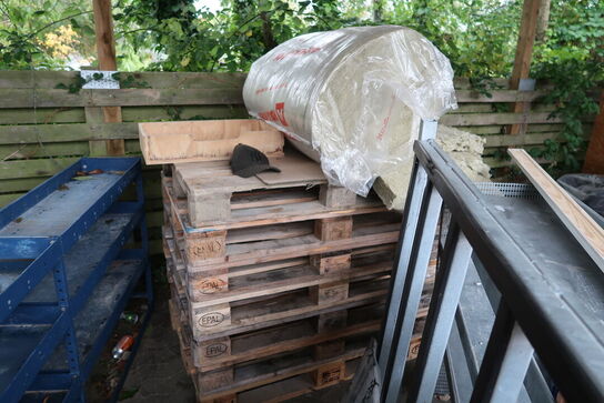 Stativ til glasplader, skraldespand samt reolindbygning til biler