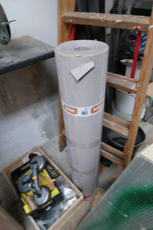 Rulle med gulvpap, rulle med dampspærrefolie RAW