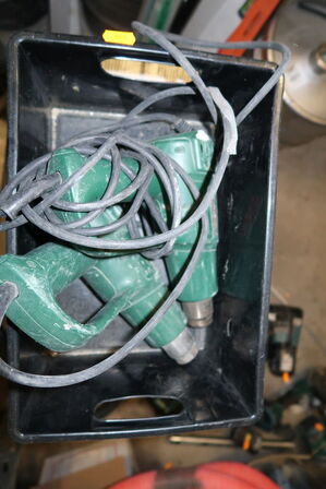 1 stk. hylde med div. Håndværktøj m.m.