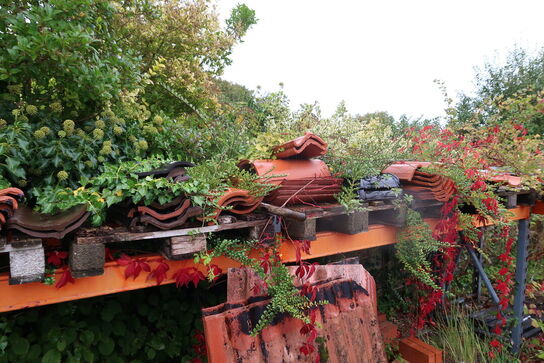 Div. Jernbjælker, tagsten, mursten m.m. 