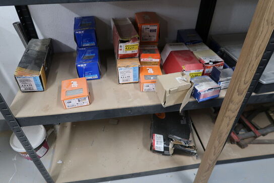 2 fag lagerreoler med div. Skruer m.m.