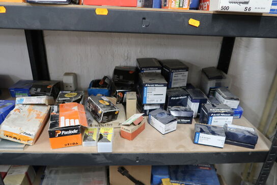 2 fag lagerreoler med div. Skruer m.m.