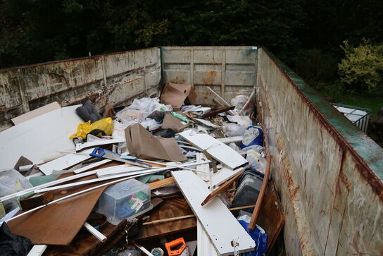 Affaldsontainer med indhold