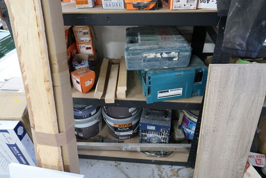 2 stk. lagerreoler med div. Varelager og værktøj