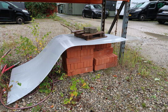 Div. Jernbjælker, tagsten, mursten m.m. 