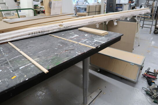 Arbejdsbord med div. Varelager samt bukke