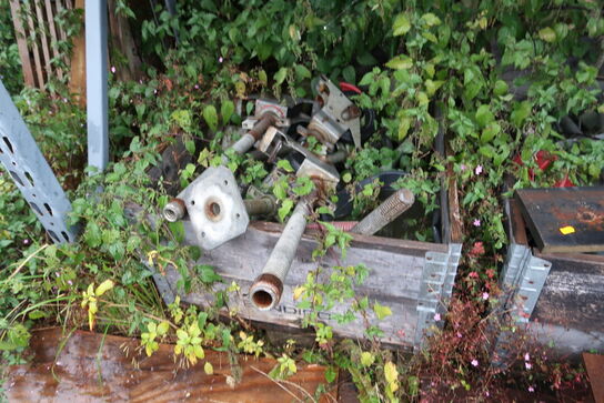 2 stk. paller med stilladsdele