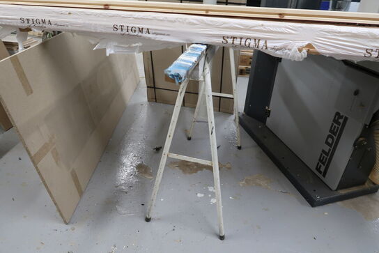 Arbejdsbord med div. Varelager samt bukke