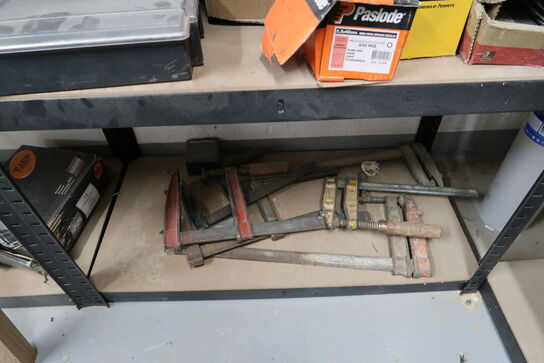 2 fag lagerreoler med div. Skruer m.m.