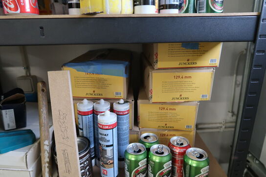 2 stk. lagerreoler med div. Varelager og værktøj