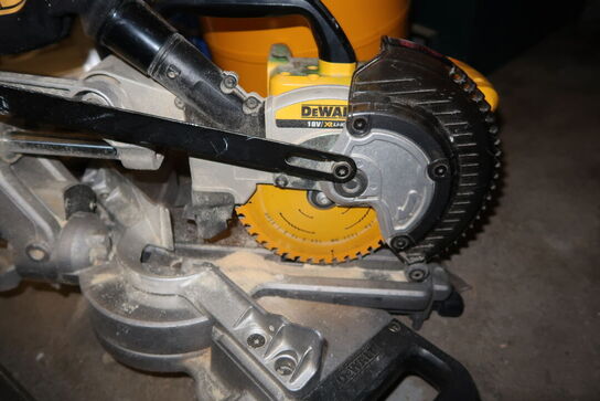 Kap/geringssav DEWALT DCS365