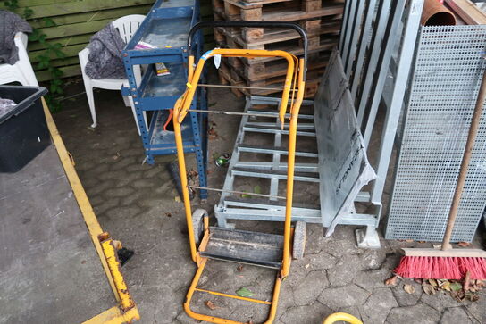 Stativ til glasplader, skraldespand samt reolindbygning til biler