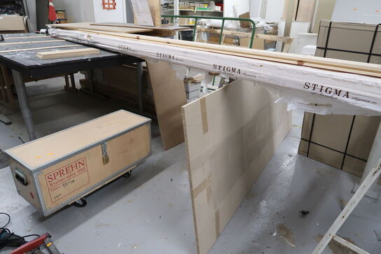 Arbejdsbord med div. Varelager samt bukke