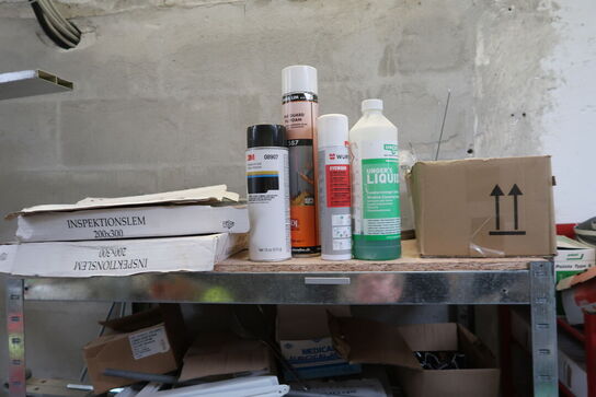 Lagerreol med div. Skruer m.m.