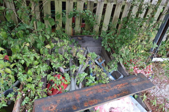 2 stk. paller med stilladsdele