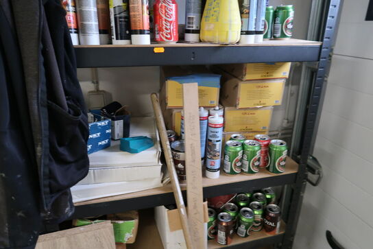 2 stk. lagerreoler med div. Varelager og værktøj