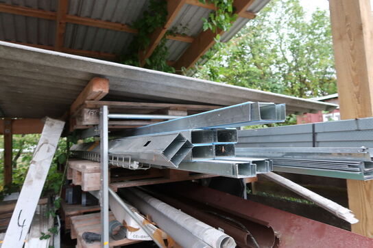 Reol med div. Varelager