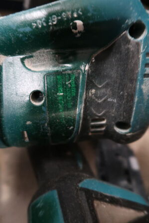 3 stk. akku håndværktøj MAKITA med dobbelt lader, 2 stk. batterier og lader